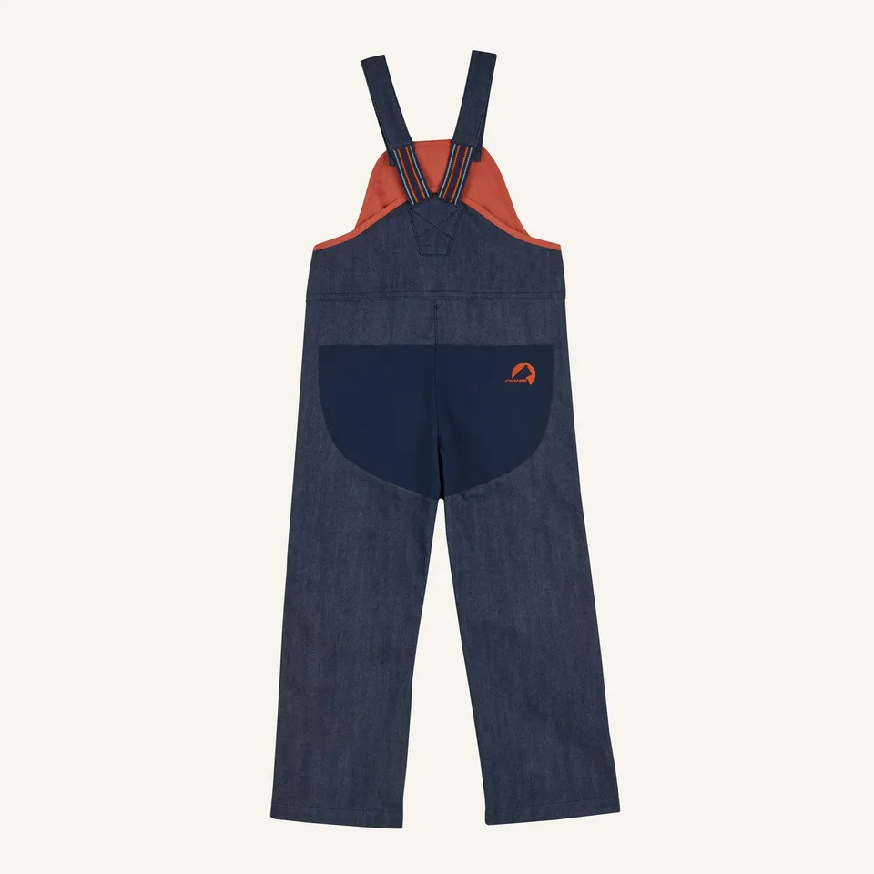 finkid-loiri-denim-kinder-latzhose-robuste-jeans-outdoorhose-mit-kniebesatz image 1