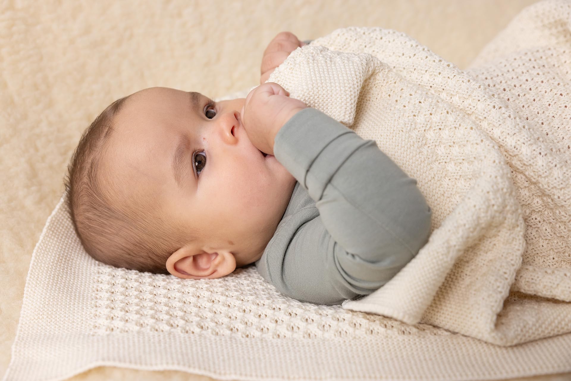 disana-waben-strickdecke-cassis-babydecke-aus-100-bio-merinowolle-gots image 3