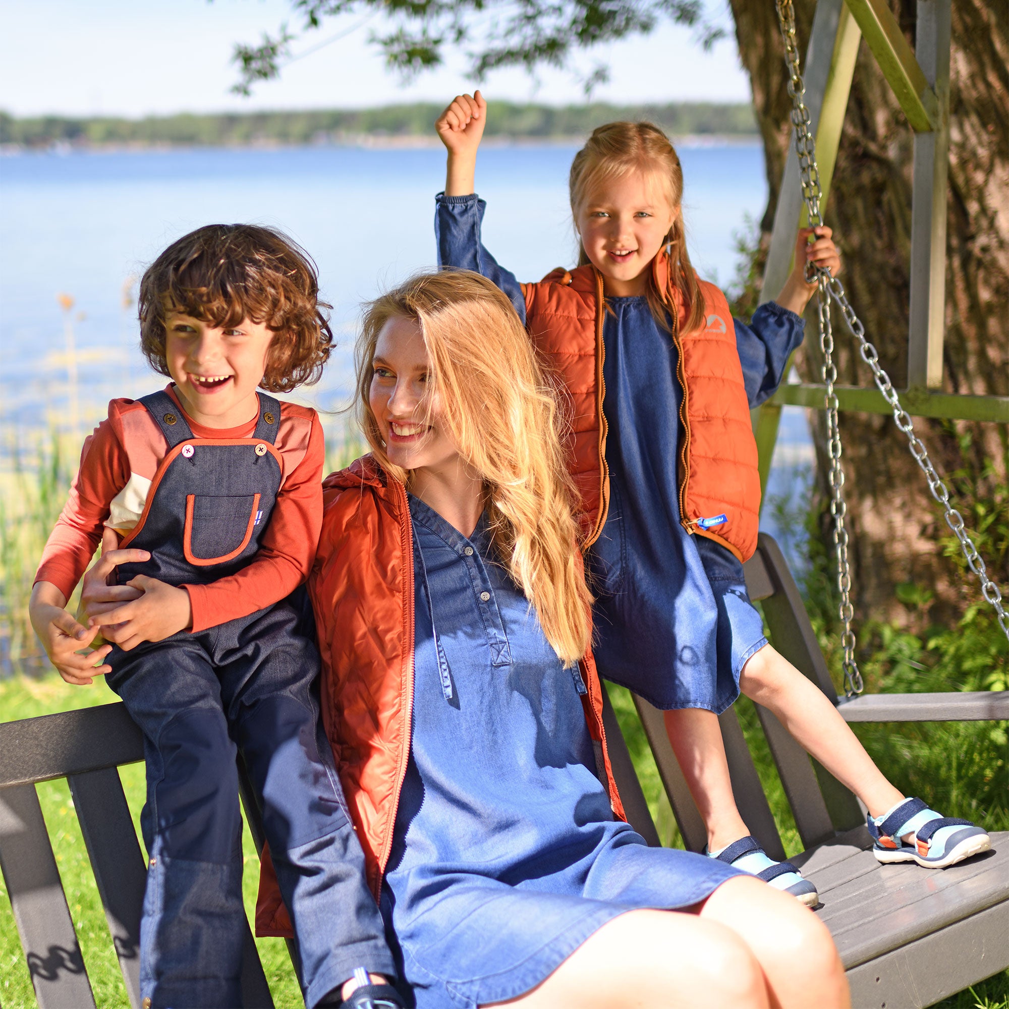 finkid-loiri-denim-kinder-latzhose-robuste-jeans-outdoorhose-mit-kniebesatz image 4