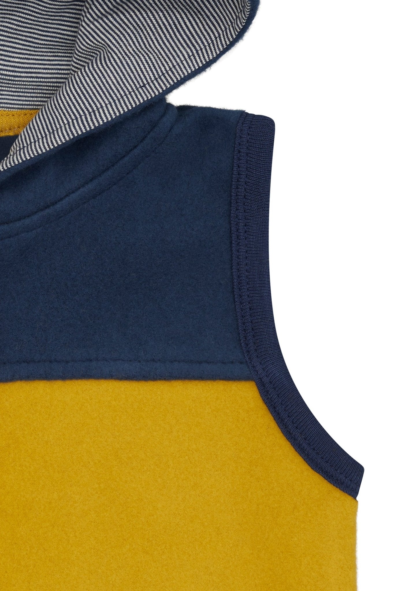 loud-proud-weste-aus-baumwoll-fleece-mit-kapuze-colorblock image 3