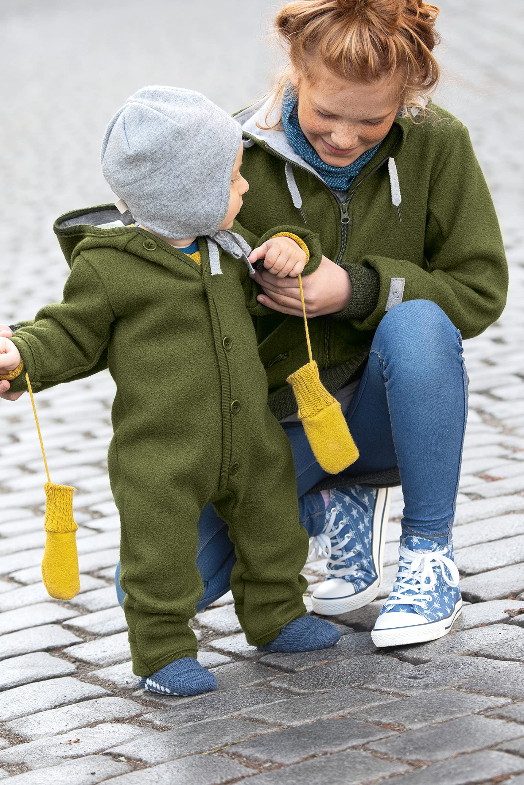 disana-walk-handschuhe-baby-und-kinder-bio-merino-wollwalk-mit-strickkordel image 2